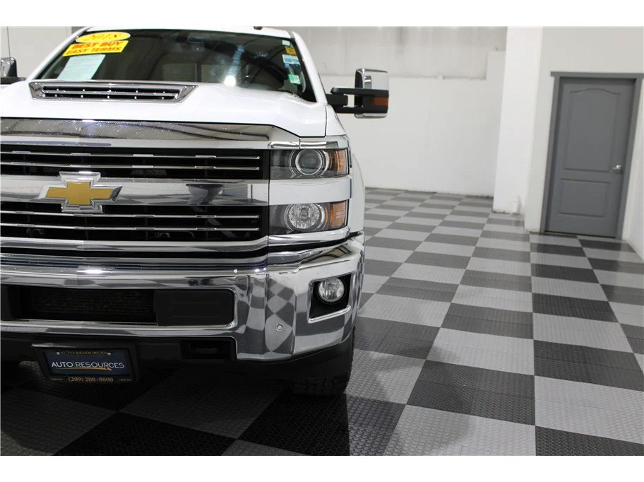 Used 2018 Summit White Chevrolet LTZ image 8