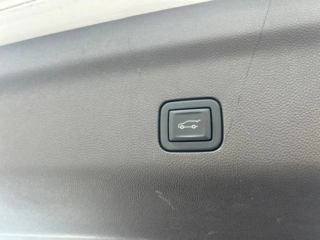 Used 2022 IRIDESCENT PEARL TRICOAT Chevrolet LT image 20