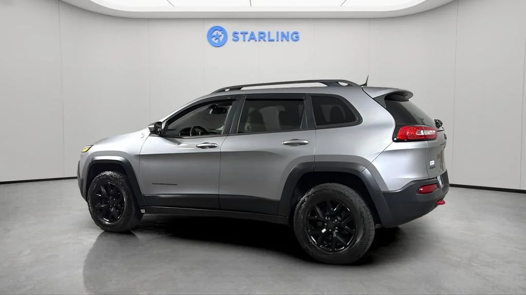 Used 2017 Silver Jeep Trailhawk 4x4 image 4