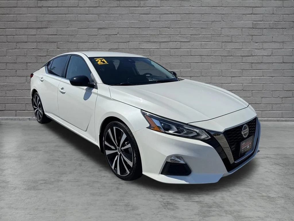 Used 2021 Qab/ White Tricoat Nissan 2.5 SR image 1