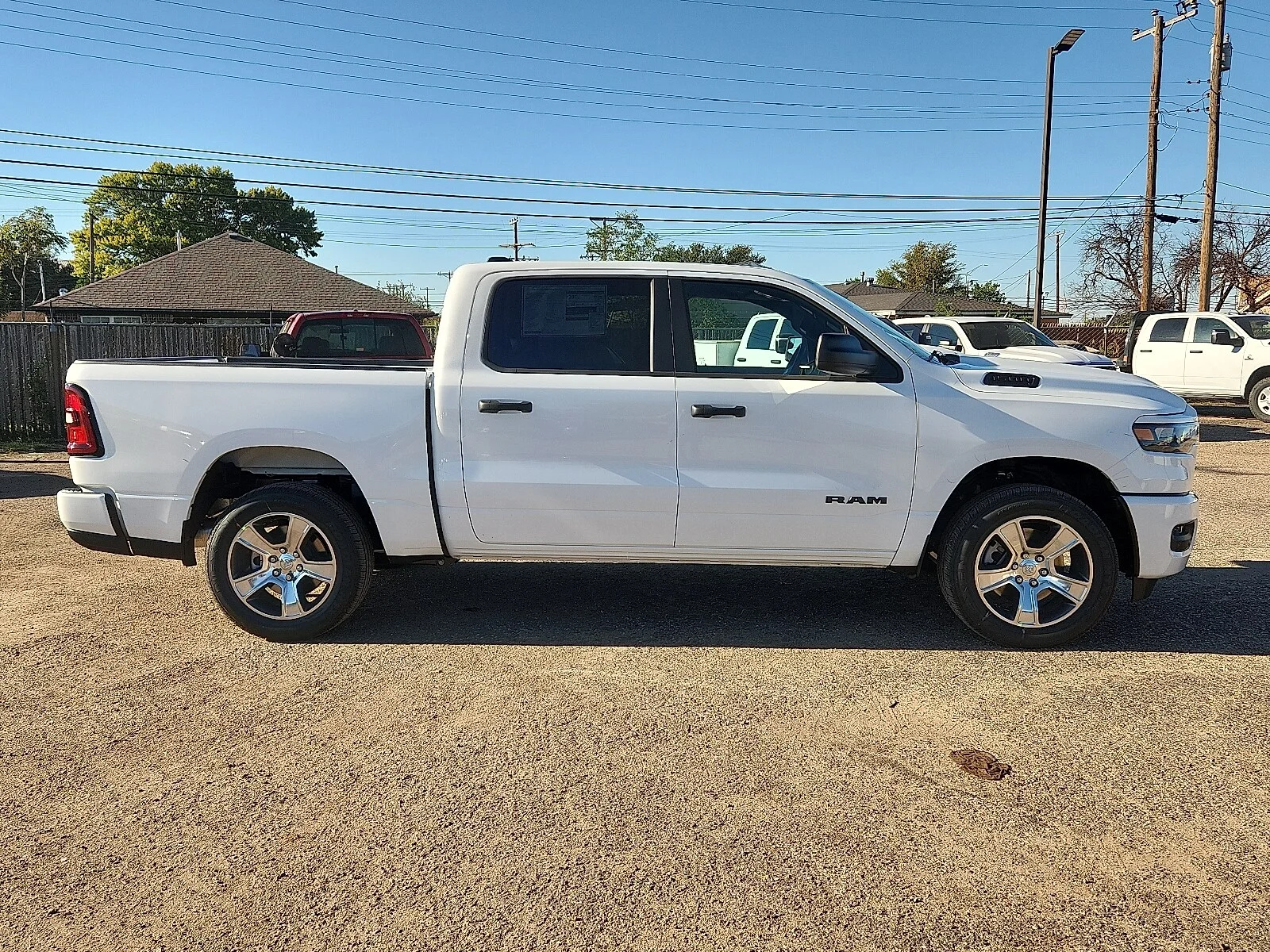New 2027 PW7 Bright Whit Ram TRADESMAN CREW CAB 4X2 image 5