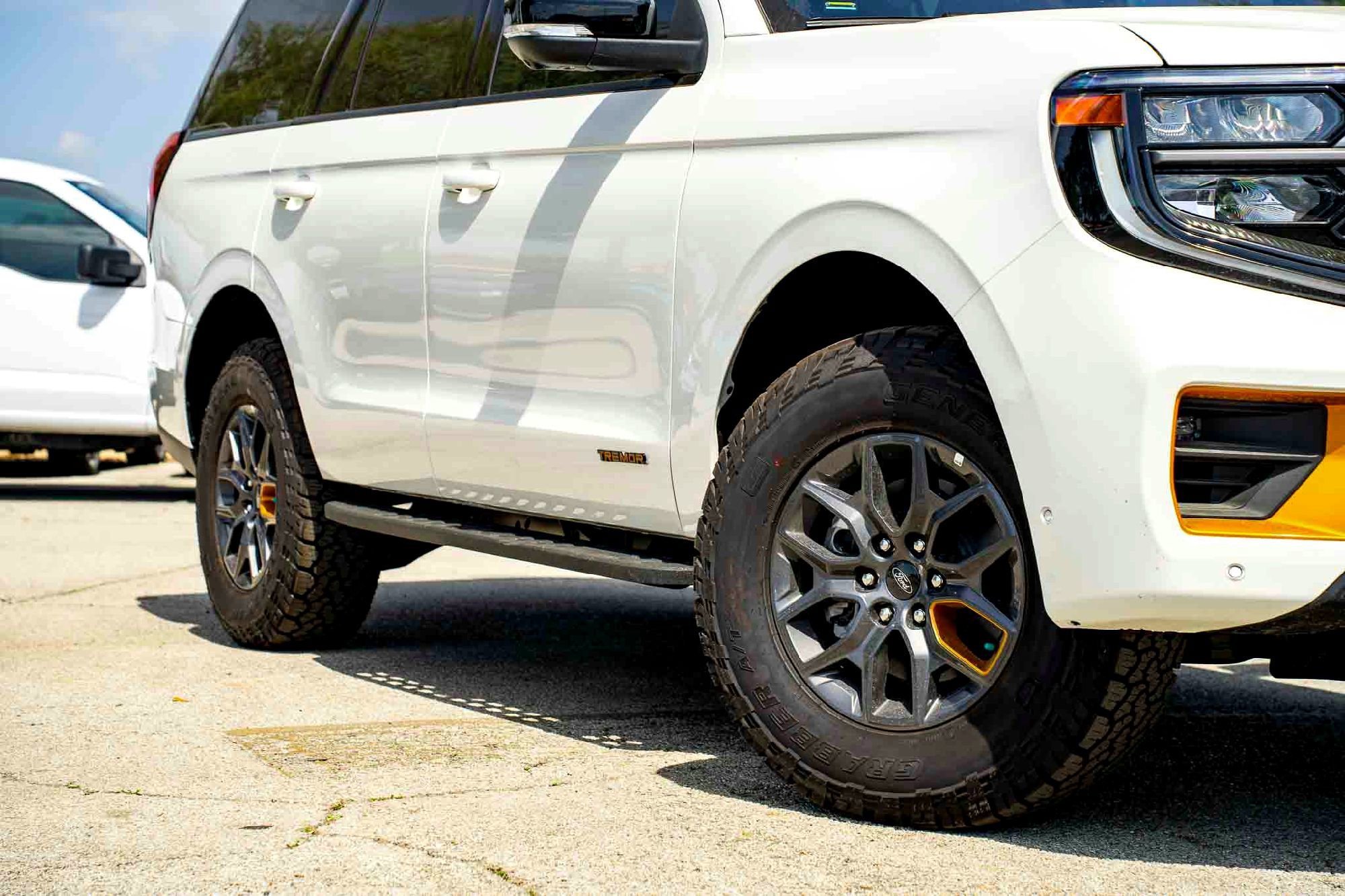 New 2025 Star White Metallic Tri-Coat Ford Tremor image 2