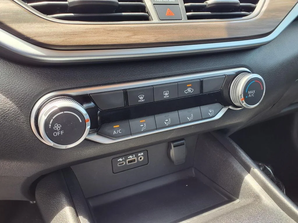 Used 2025 White Nissan 2.5 SV image 13