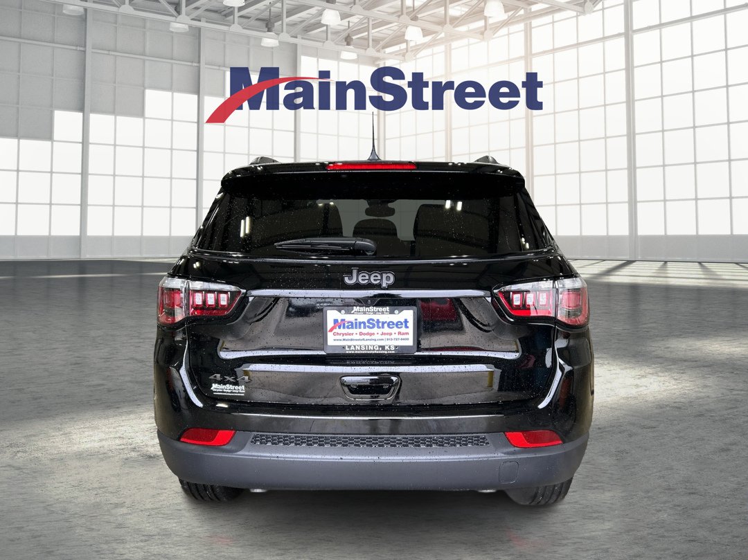 New 2026 Diamond Black Crystal Pearl-Coat Exterior Paint Jeep Latitude image 4