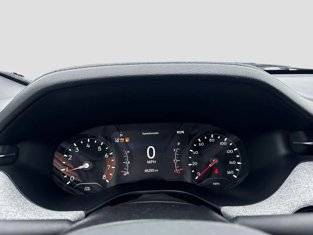 Used 2024 White/off-white Jeep Latitude image 16