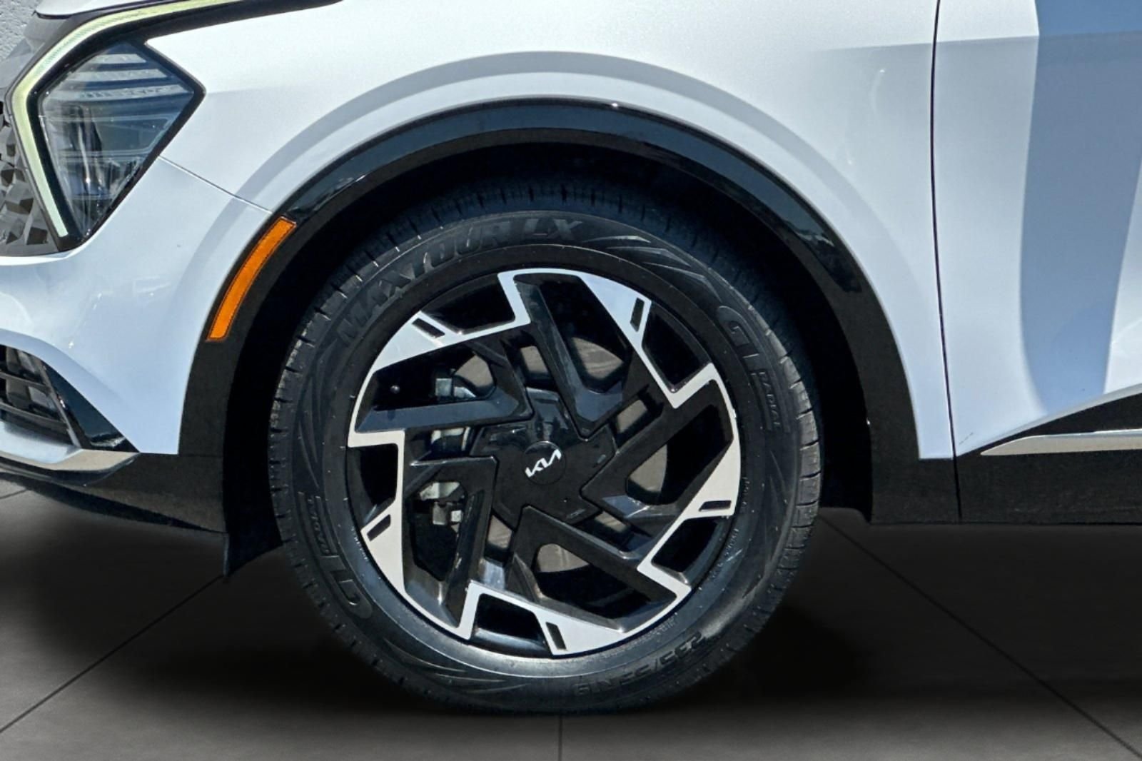 Used 2025 White Kia SX-Prestige image 32