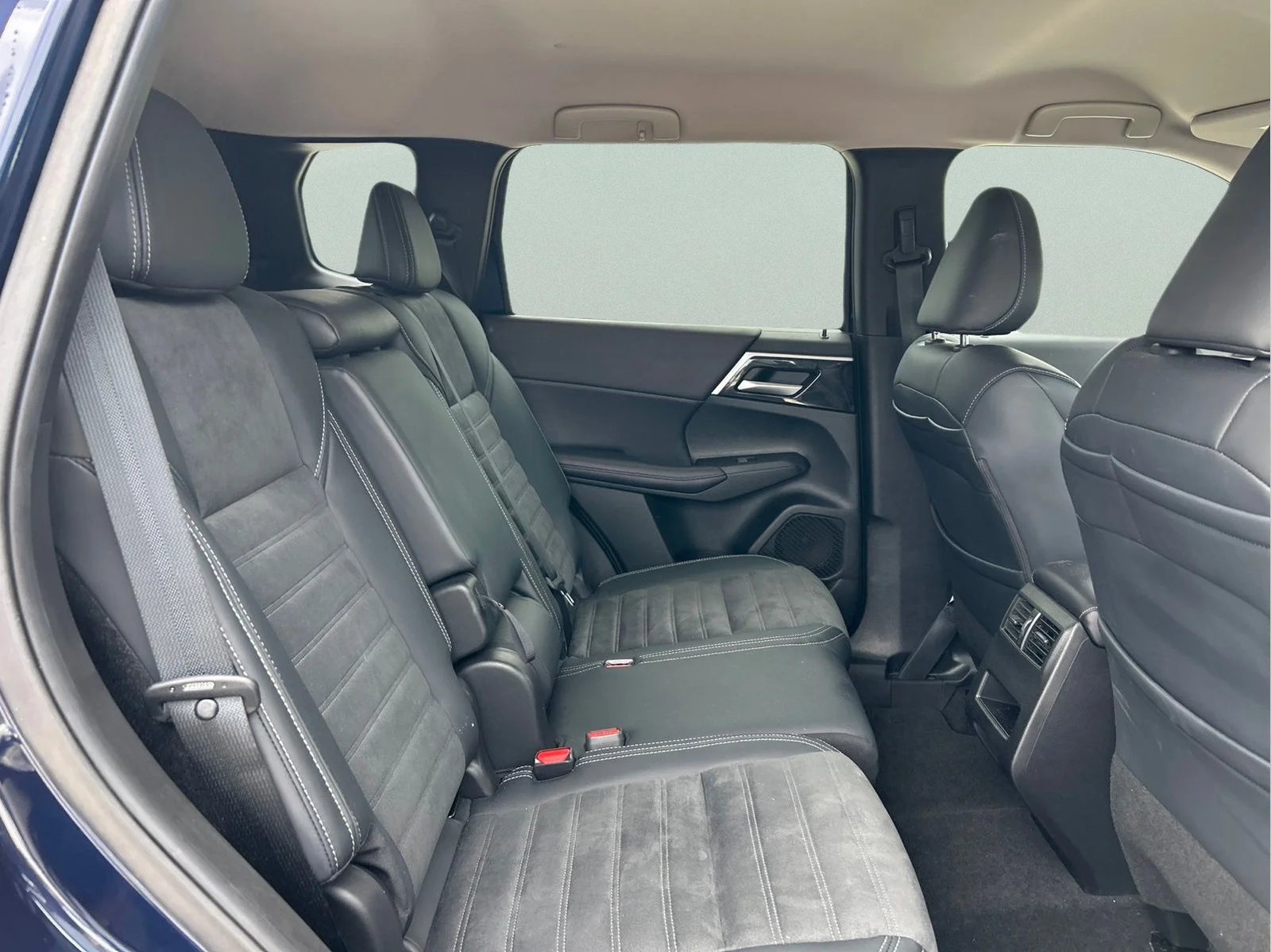 Used 2024 Cosmic Blue Metallic Mitsubishi SE image 12