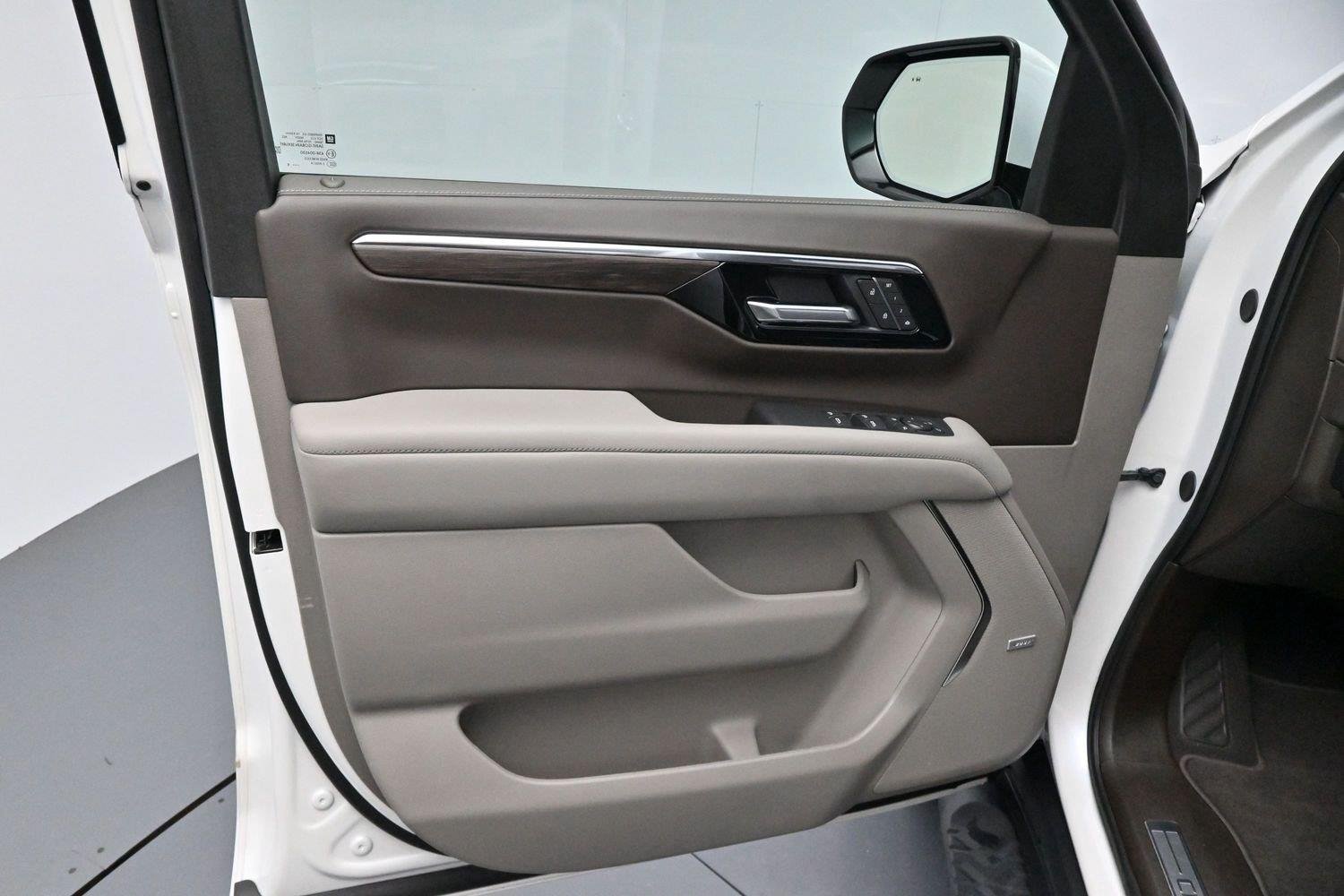 Used 2025 Iridescent Pearl Tricoat Chevrolet Z71 image 9
