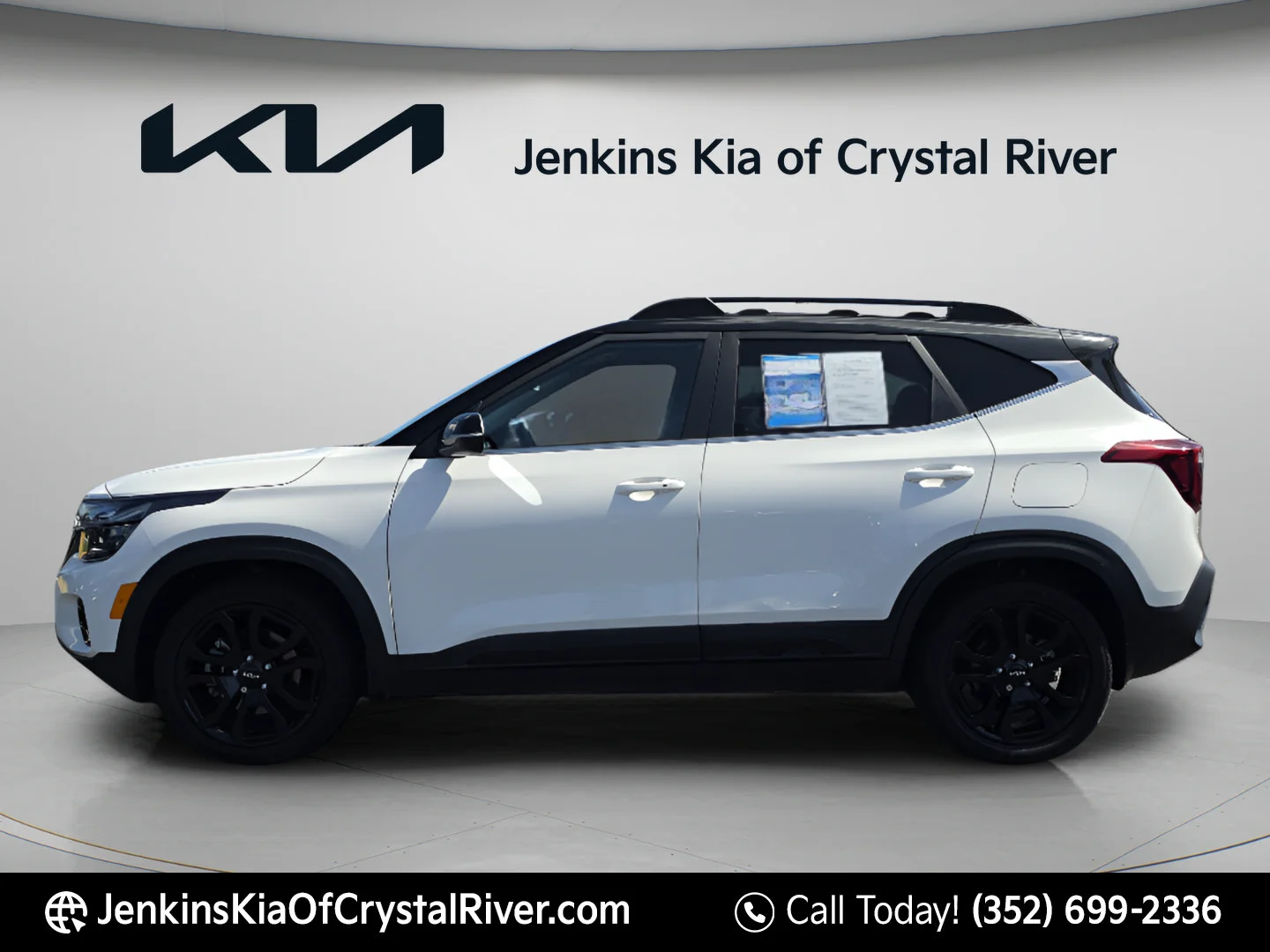 Used 2024 Clear White/Black Roof Kia X-Line image 9