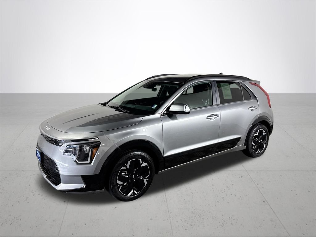 Used 2023 Steel Gray Kia Wind image 2