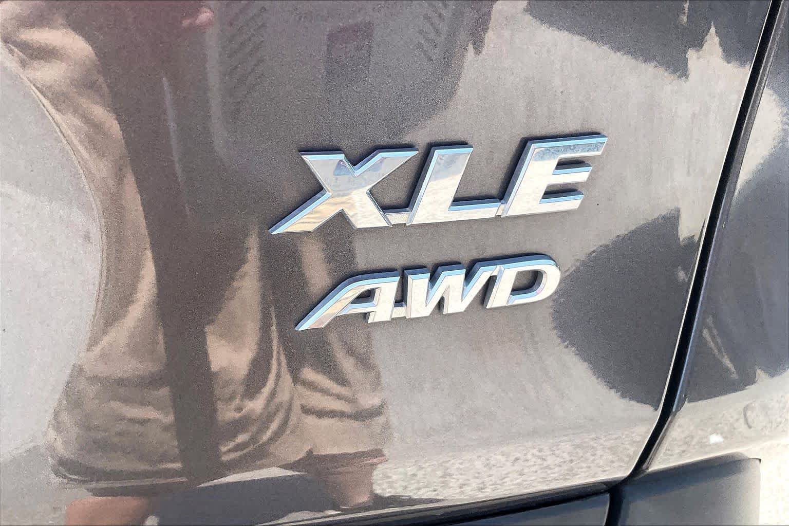 Used 2024 Magnetic Gray Metallic Toyota XLE Premium image 9