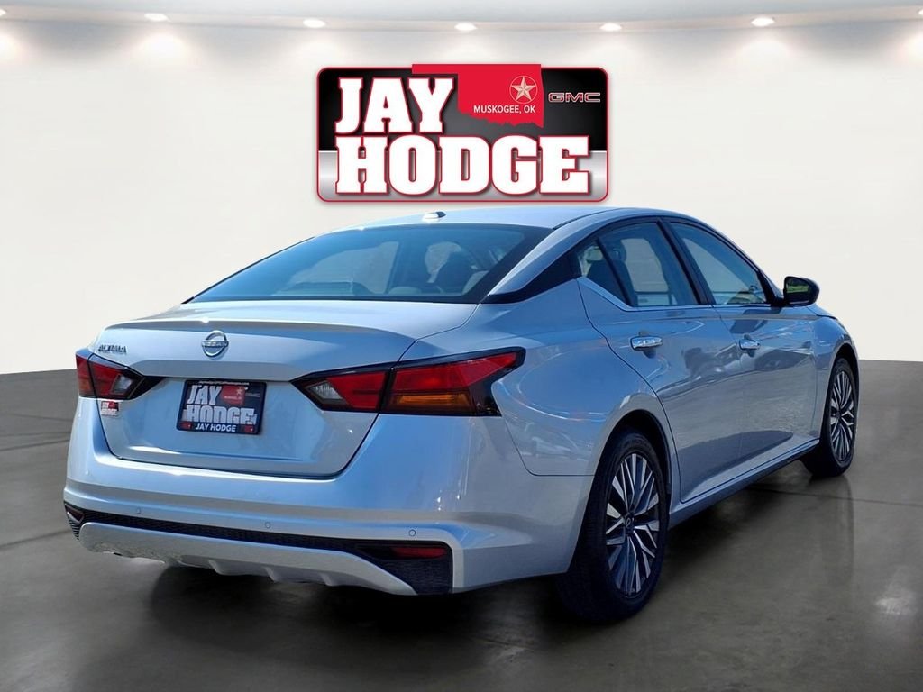 Used 2025 Silver Nissan 2.5 SV image 5