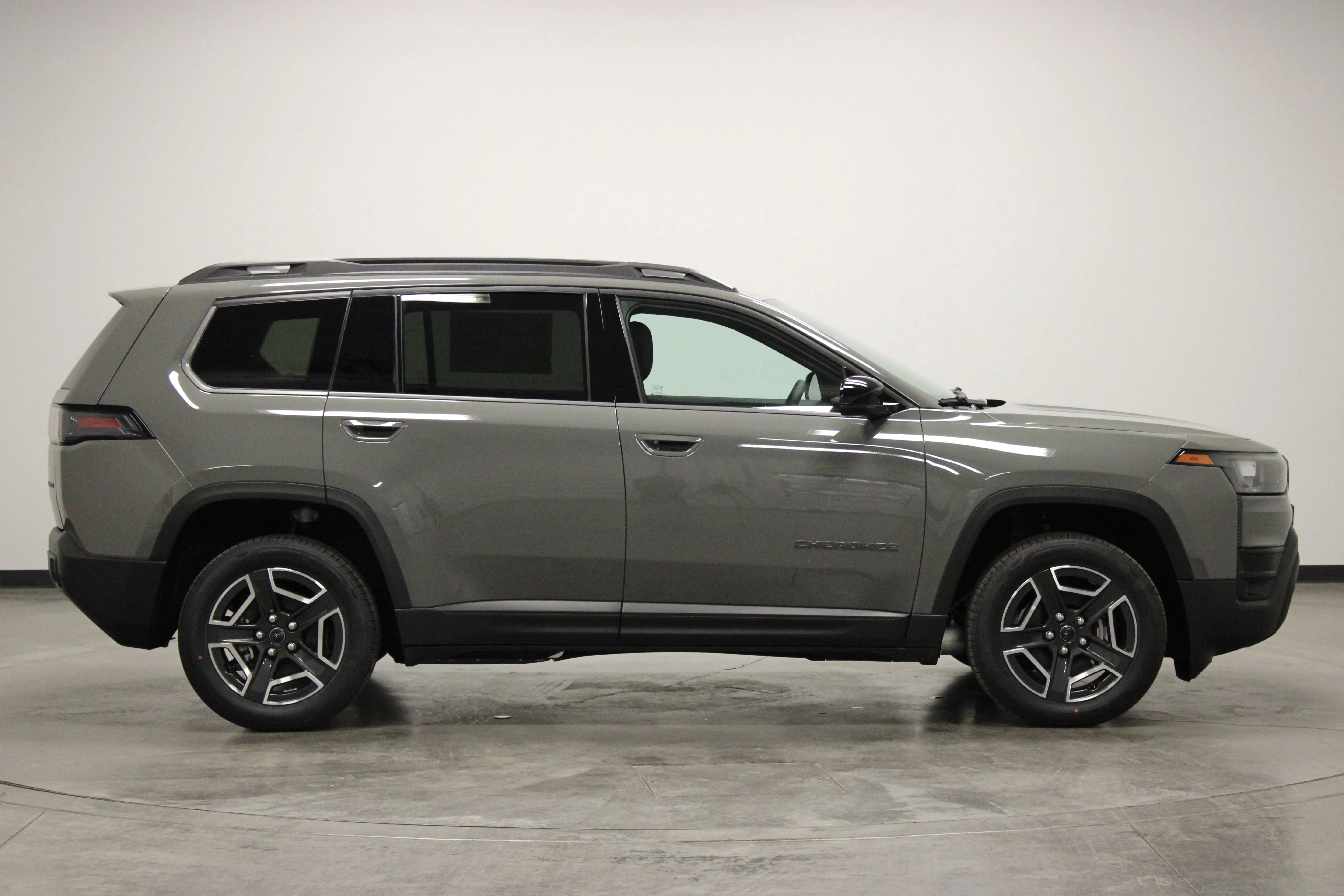 New 2026 Sting-Gray Clear-Coat Exterior Paint Jeep Limited image 9