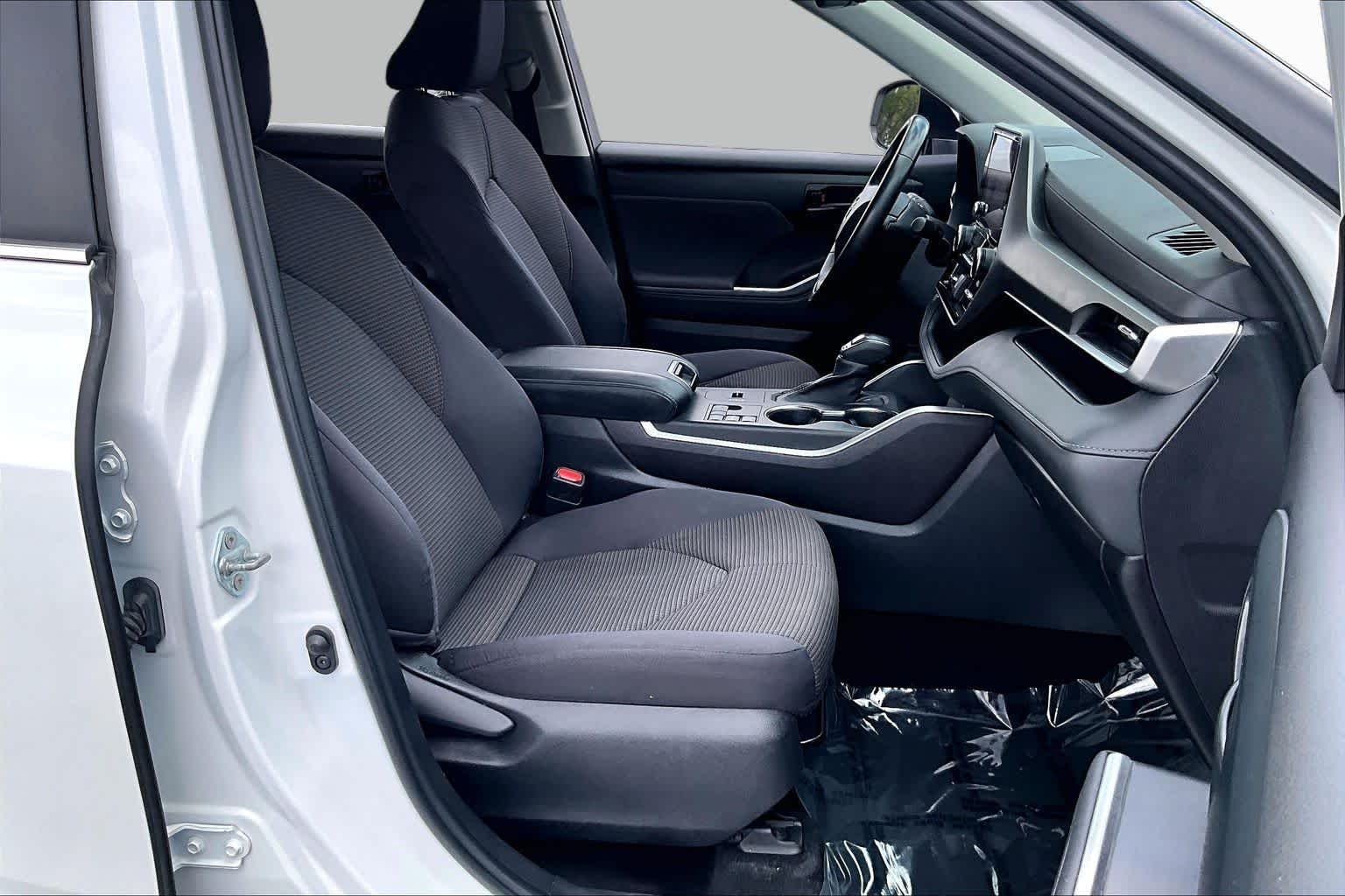 Used 2023 Wind Chill Pearl Toyota LE image 9
