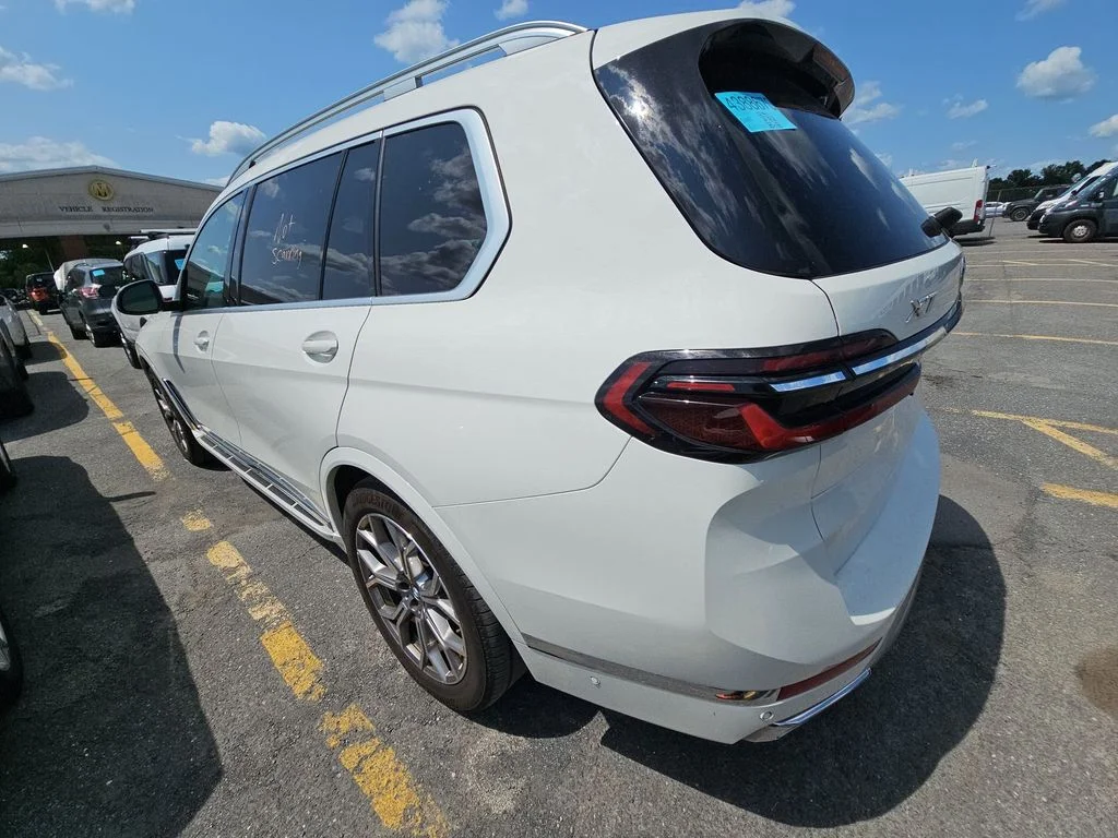 Used 2025 White BMW xDrive40i image 3