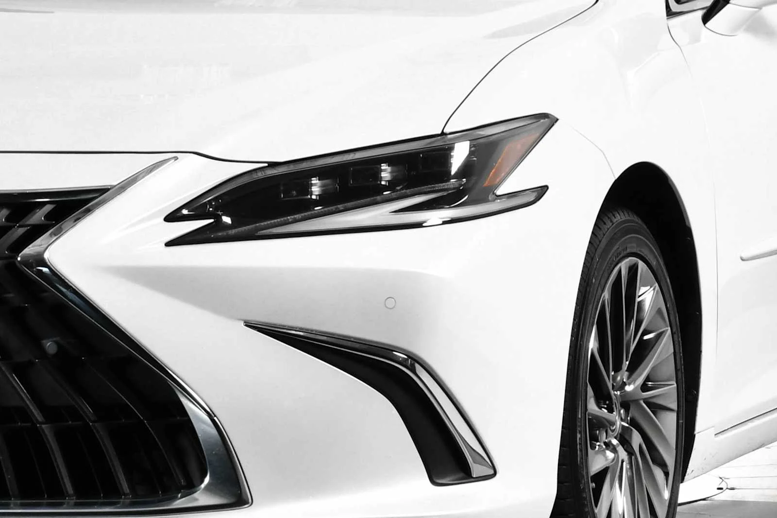 Certified Used 2024 EMINENT WHITE PEARL Lexus Ultra Luxury image 11