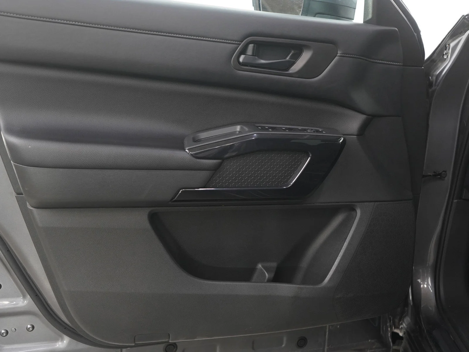 Used 2023 Gun Metallic Nissan SV image 19
