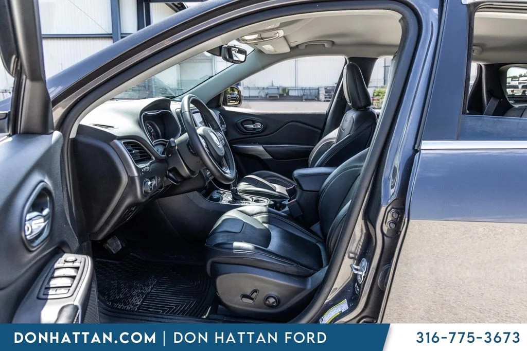 Certified Used 2022 Gray Jeep Latitude Lux image 4