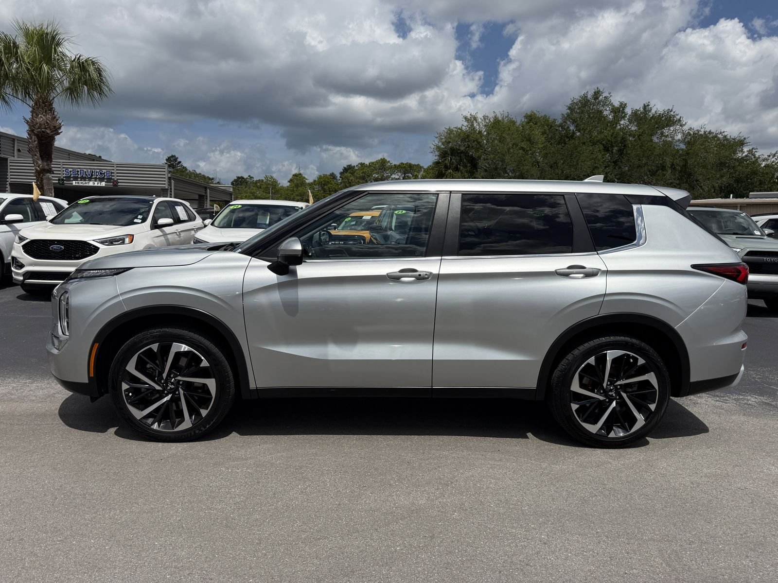 Used 2024 Alloy Silver Metallic Mitsubishi SE image 7