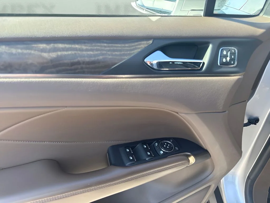 Used 2018 Silver Lincoln Reserve image 23