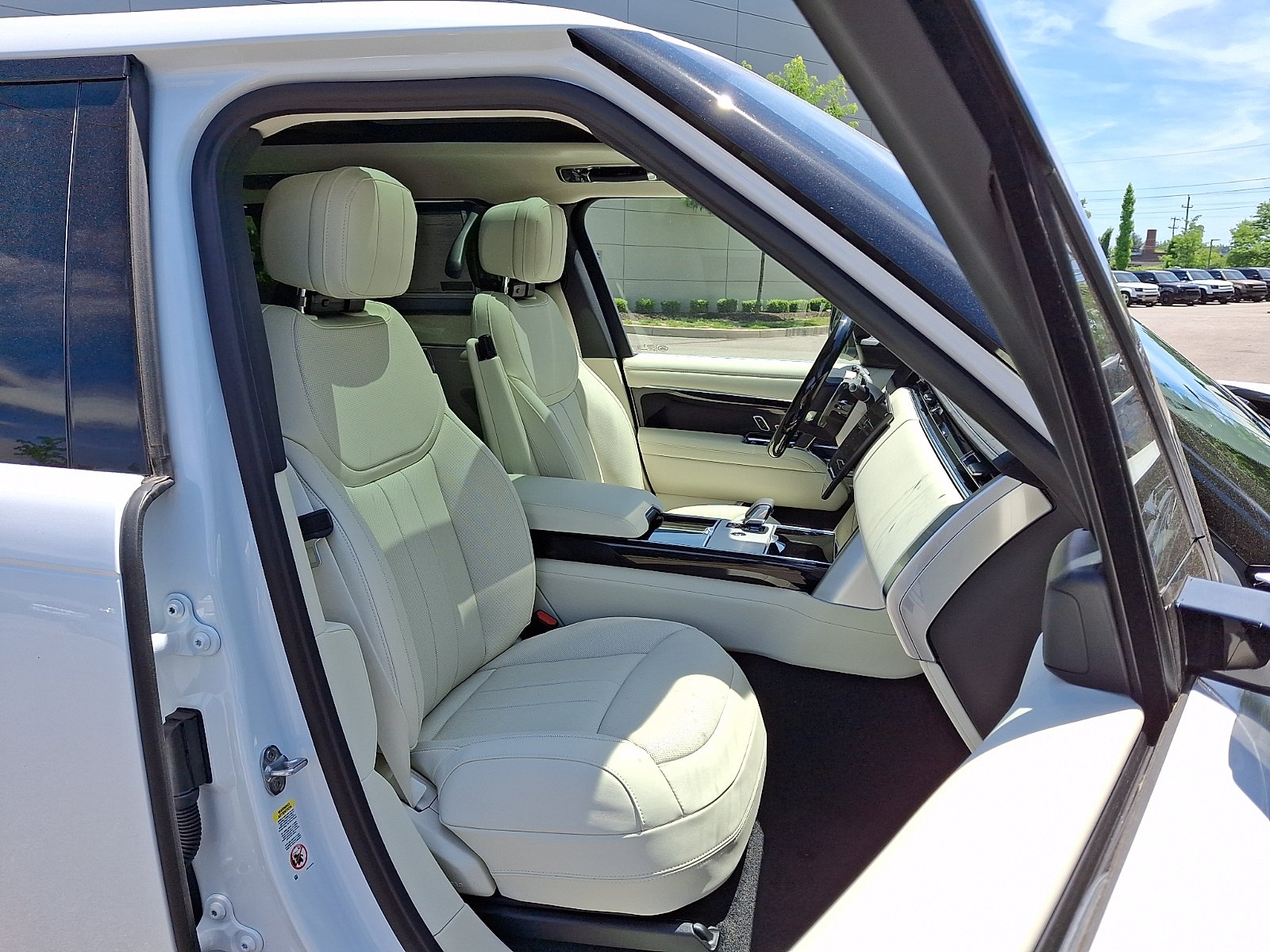 New 2026 Ostuni Pearl White Land Rover P530 SE 7 Seat image 3