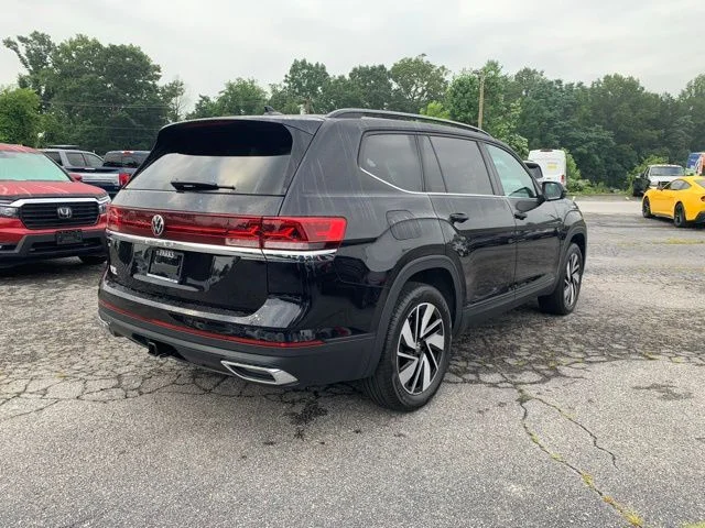 Used 2025  Volkswagen 2.0T SE w/Technology image 10