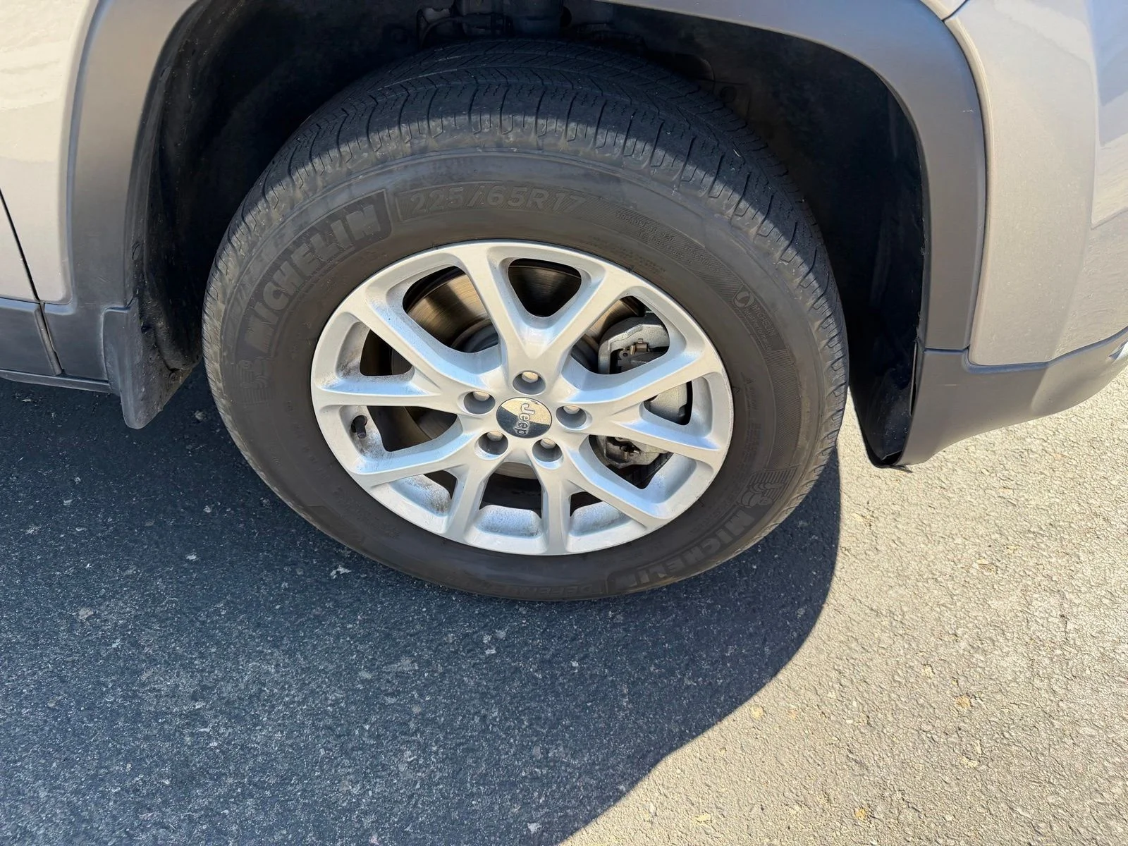 Used 2018 Silver Jeep Latitude Plus image 15