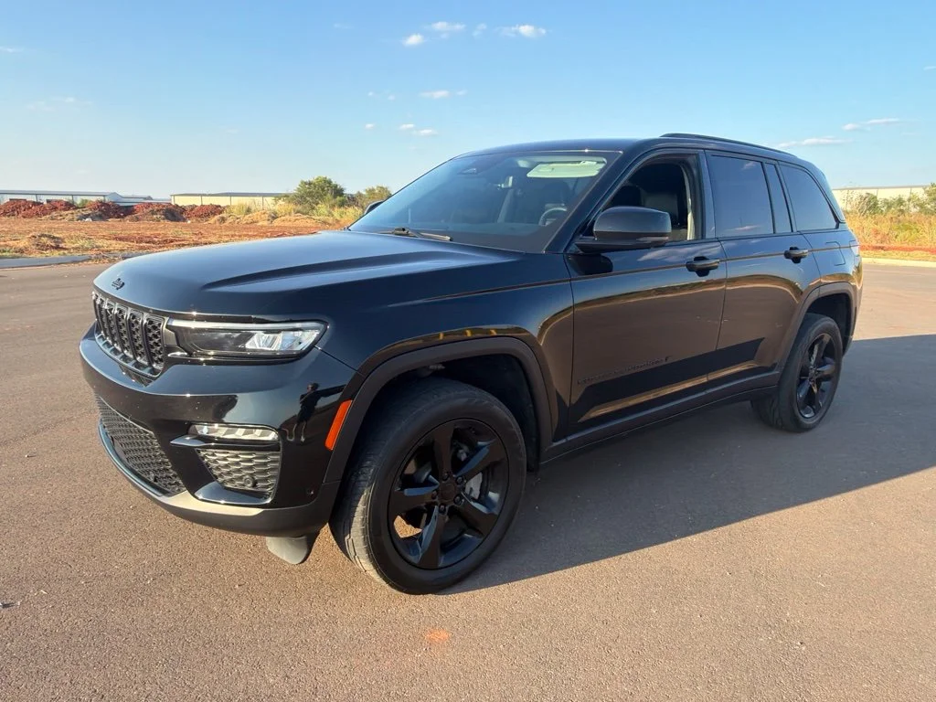 Used 2023 Diamond Black Crystal Pearlcoat Jeep Limited image 1