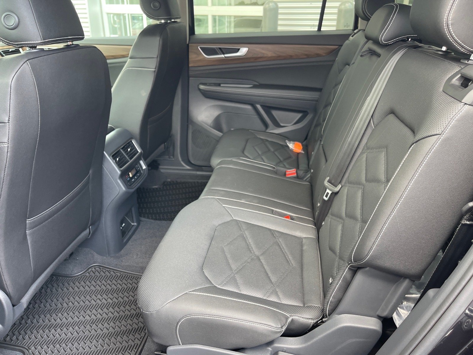 New 2026 Deep Black Pearl Volkswagen SE image 10