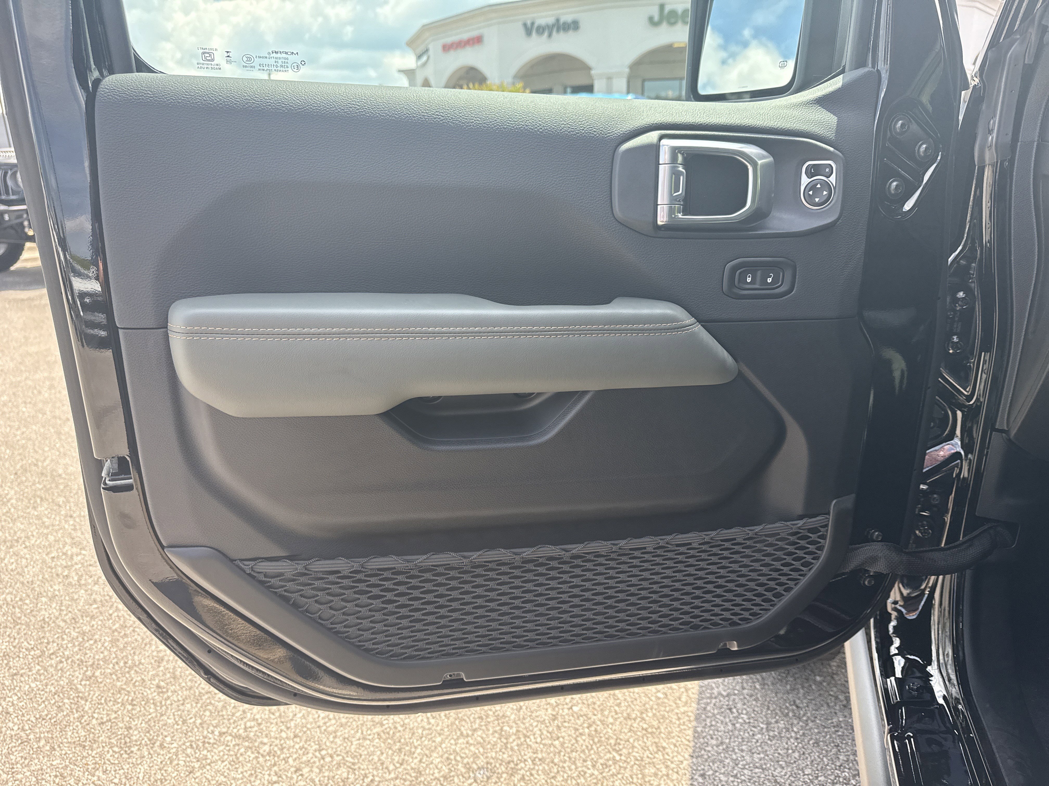New 2026 Black Clear-Coat Exterior Paint Jeep Mojave X image 11