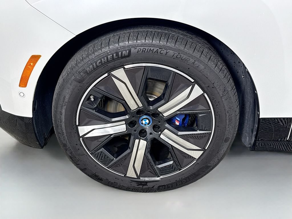 Used 2025 White BMW M60 image 32