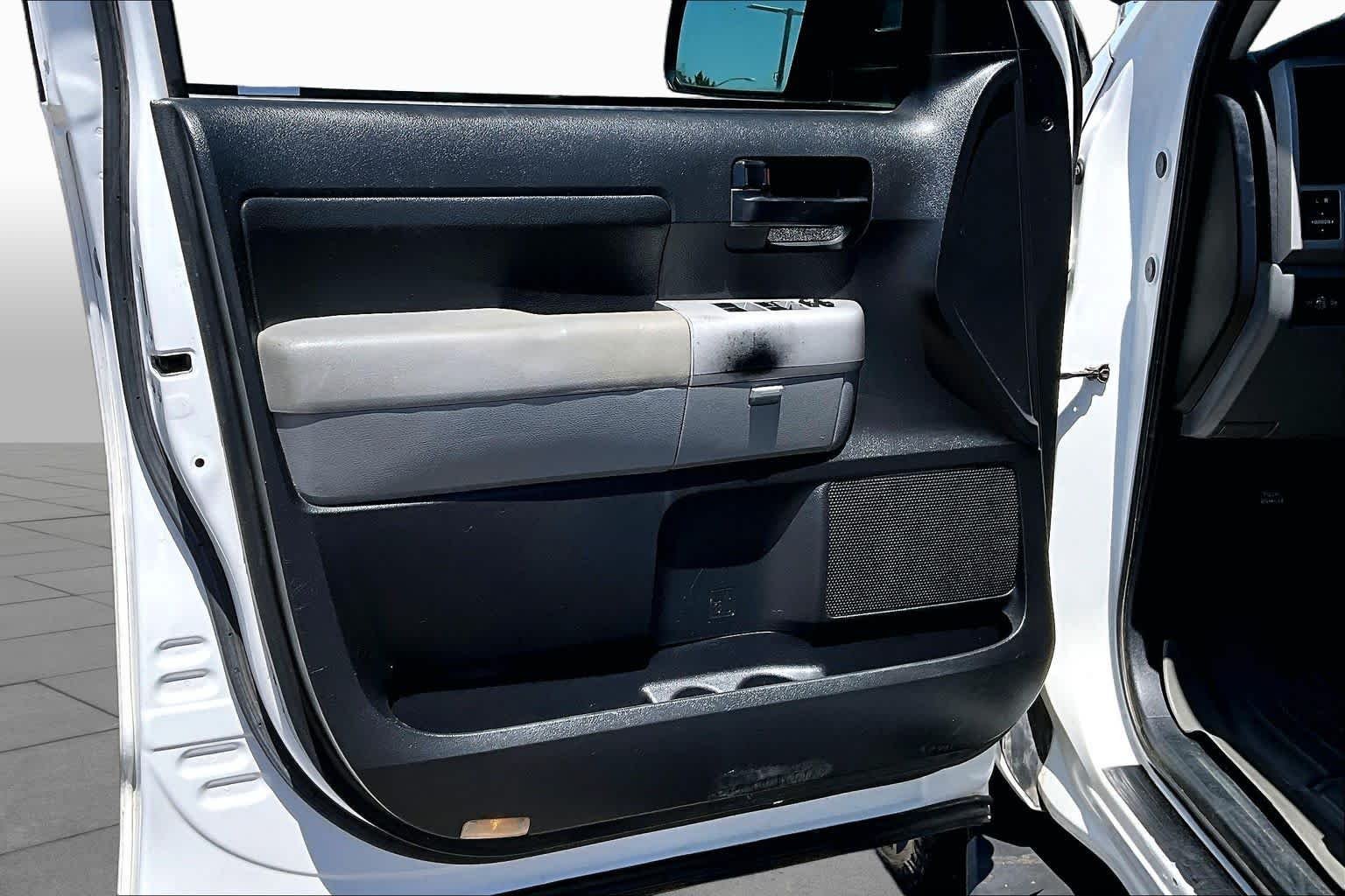 Used 2007 Super White Toyota SR5 image 21