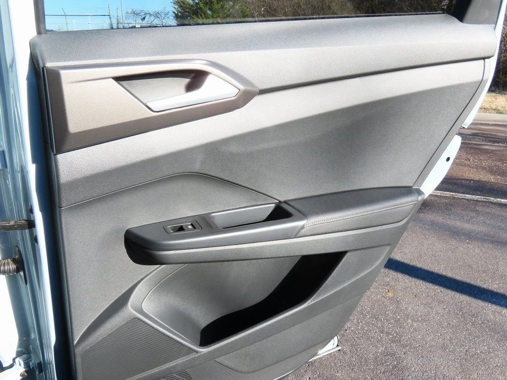 2025 Volkswagen Taos SE Black - Photo 18