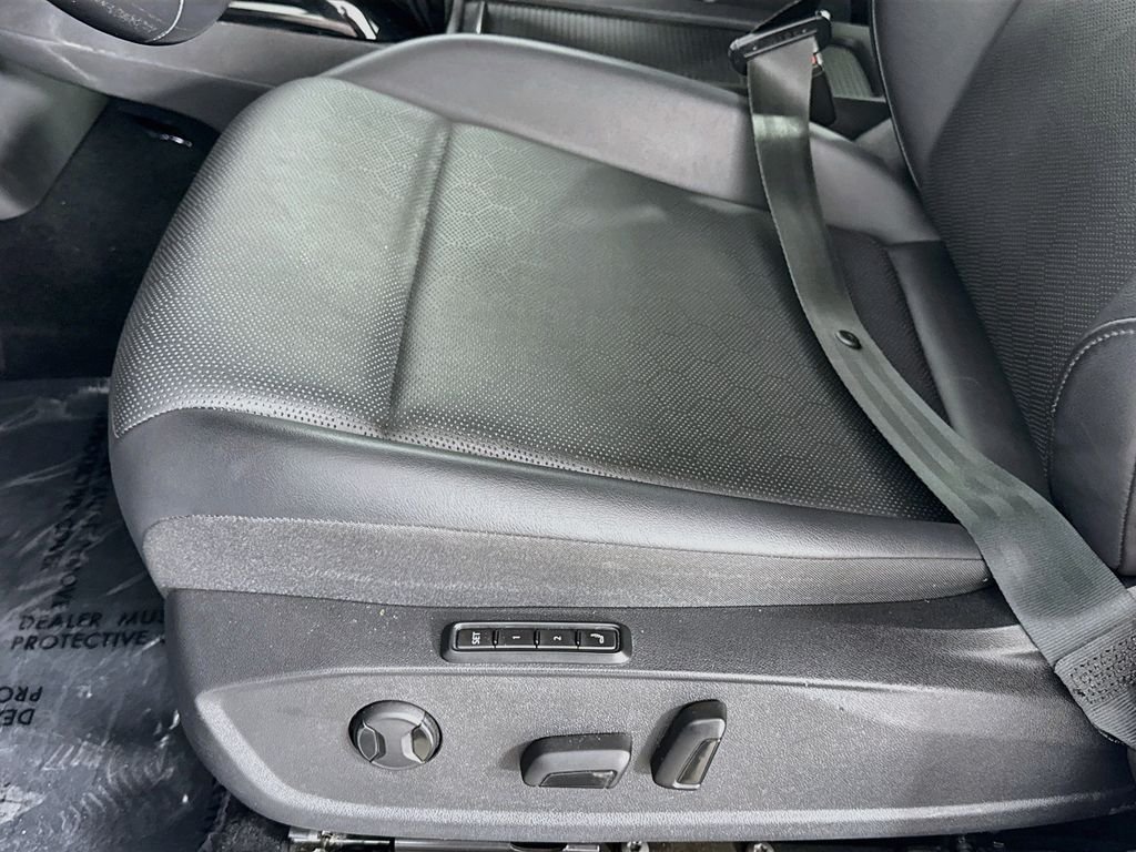 Used 2021 White Volkswagen Pro S image 19