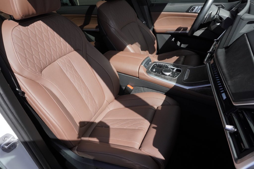 Used 2025 White BMW M60i image 24