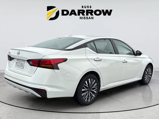 Used 2025 White Nissan 2.5 SV image 5