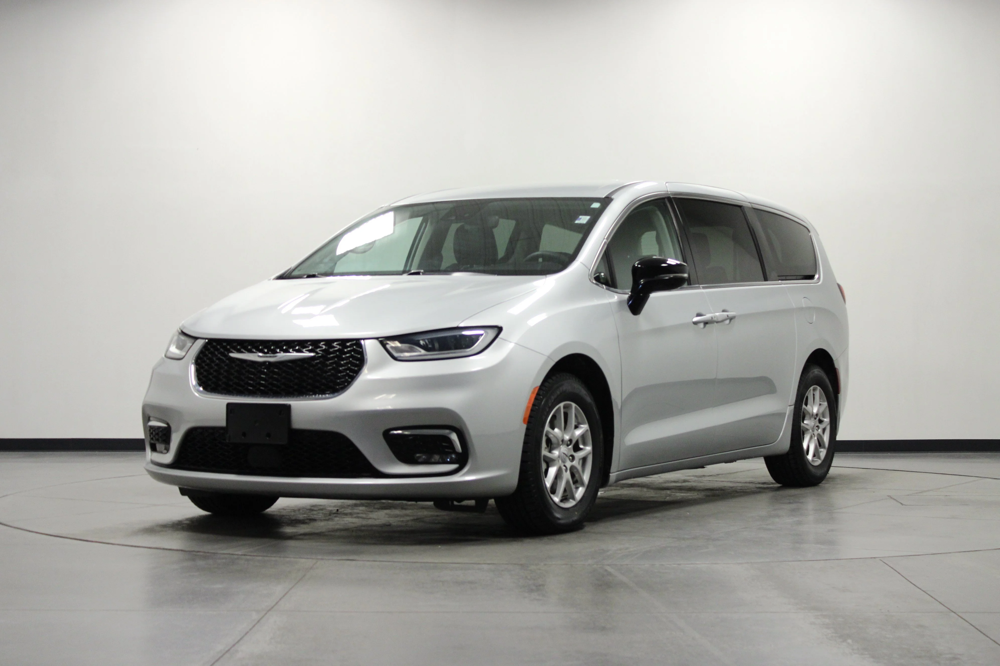 Used 2024 Silver Mist Clearcoat Chrysler Touring L image 8