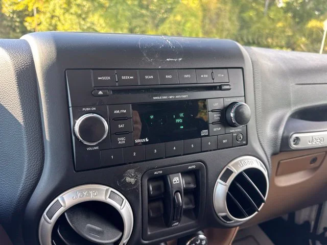 Used 2018 White Jeep Unlimited Sahara image 18