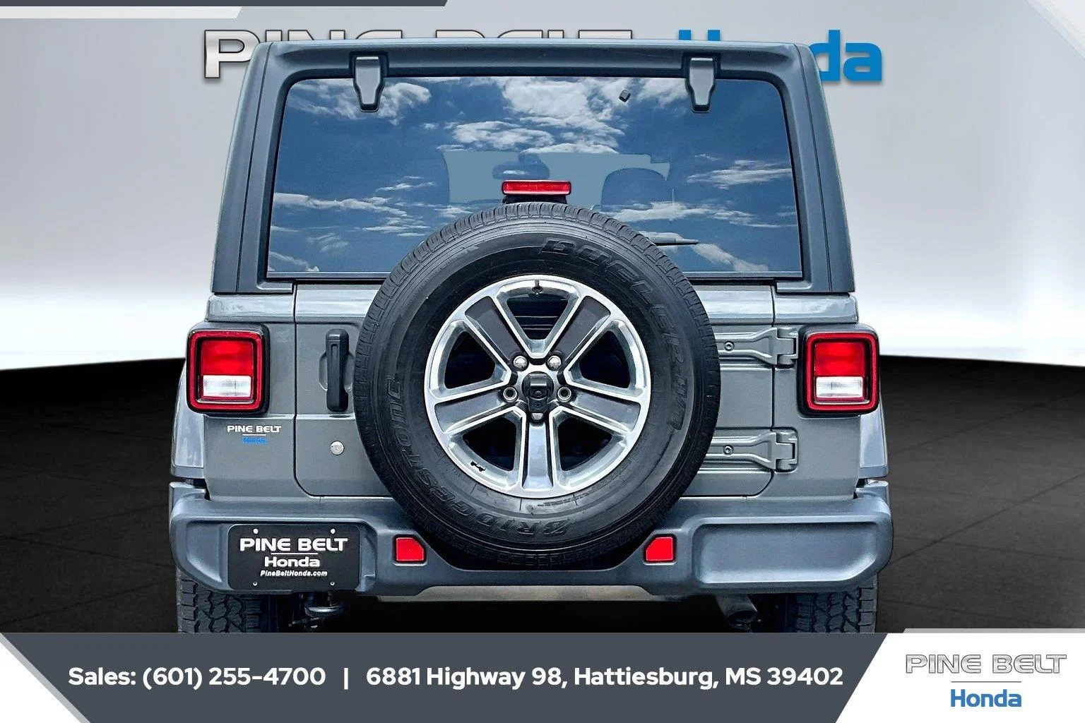 Used 2020 Sting-Gray Clearcoat Jeep Sahara image 4