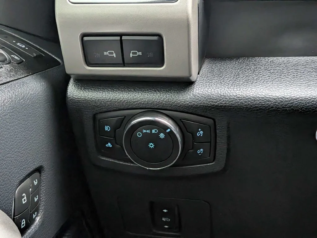 Used 2022 Oxford White Ford Lariat image 21