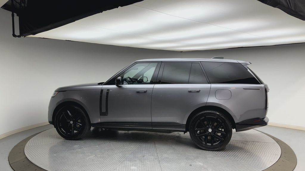Used 2025  Land Rover SE image 5