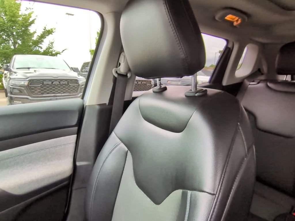 Used 2022 White Jeep Latitude image 34