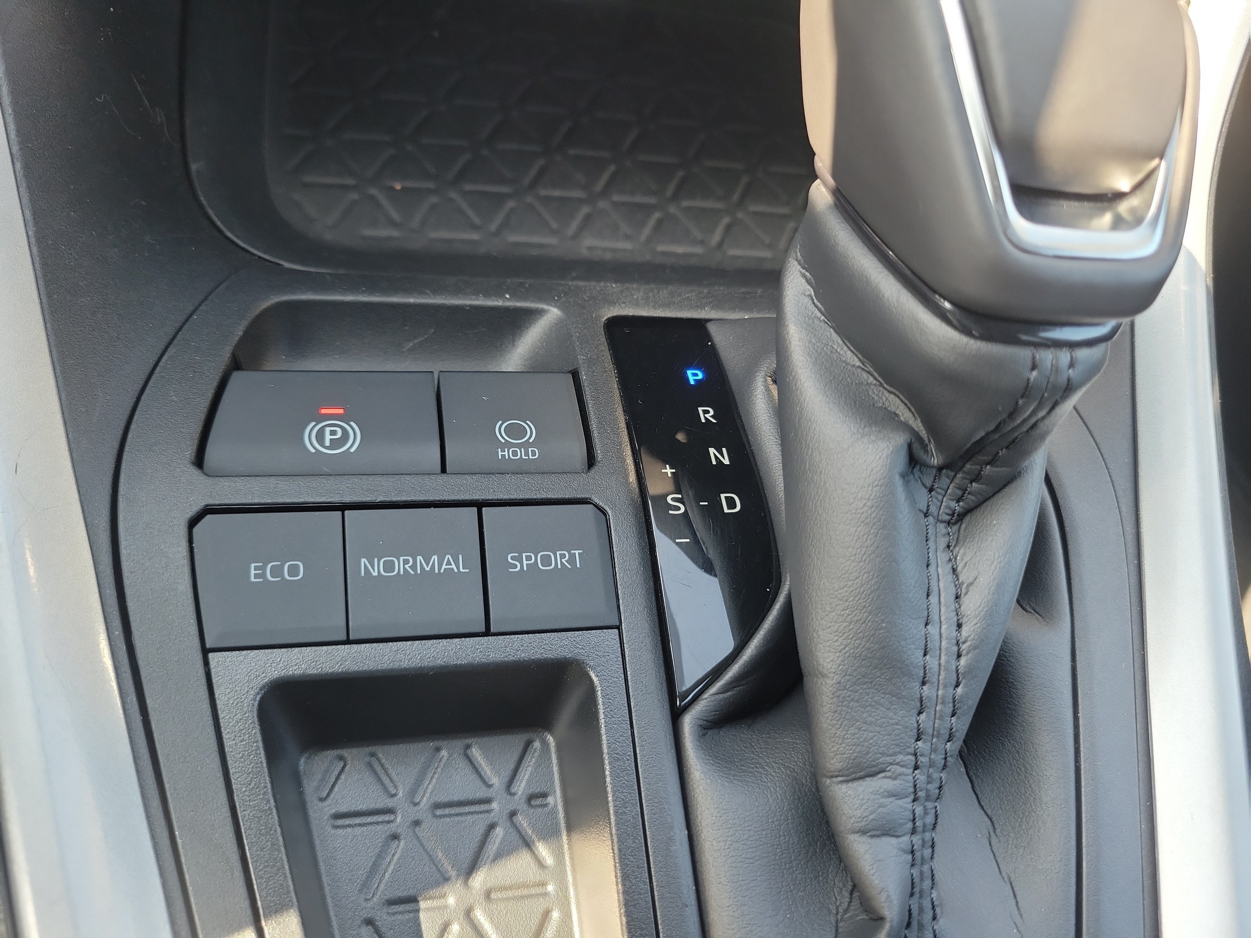 Used 2024 Pearl Toyota XLE Premium image 28