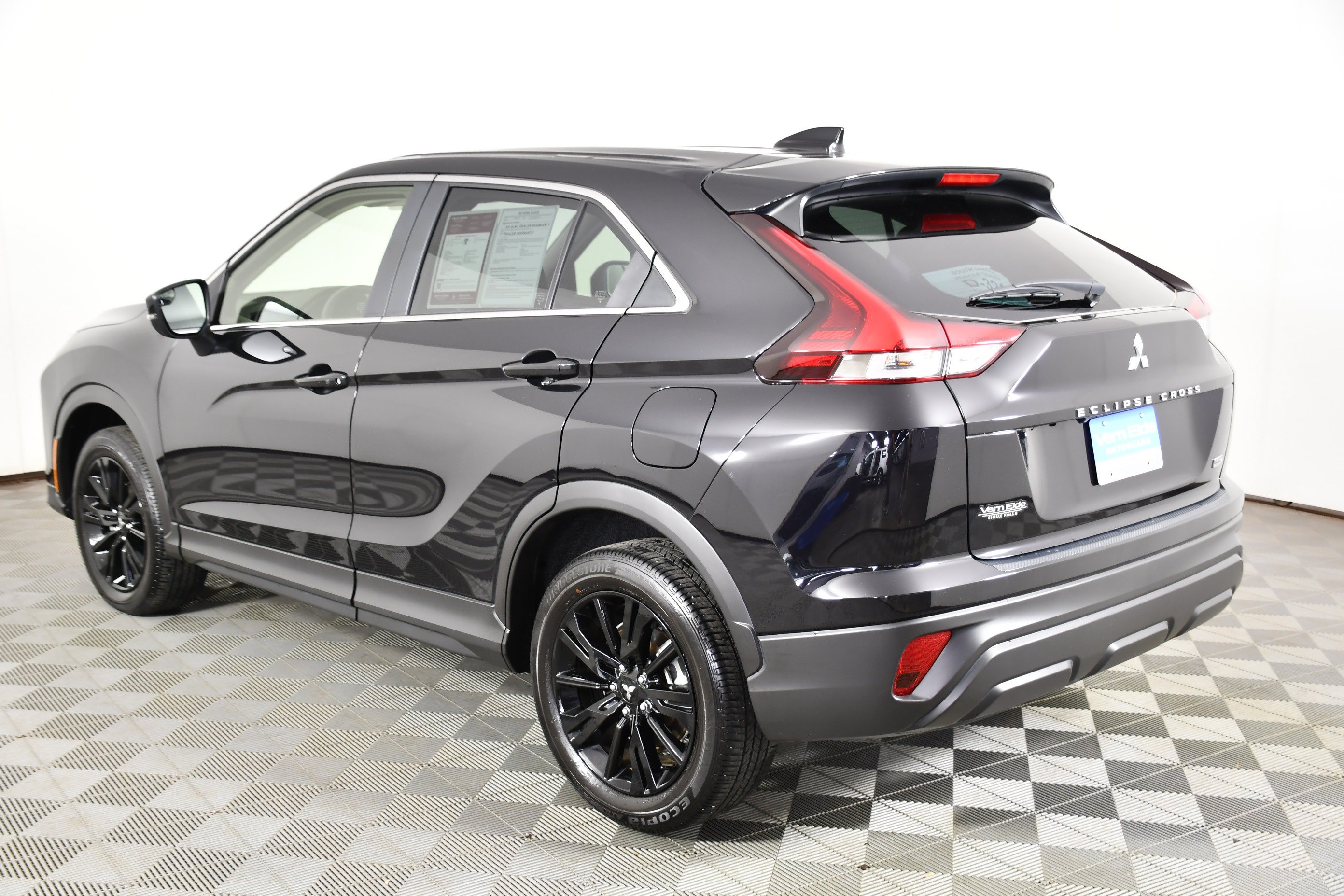 Certified Used 2025 Labrador Black Pearl Mitsubishi LE image 8