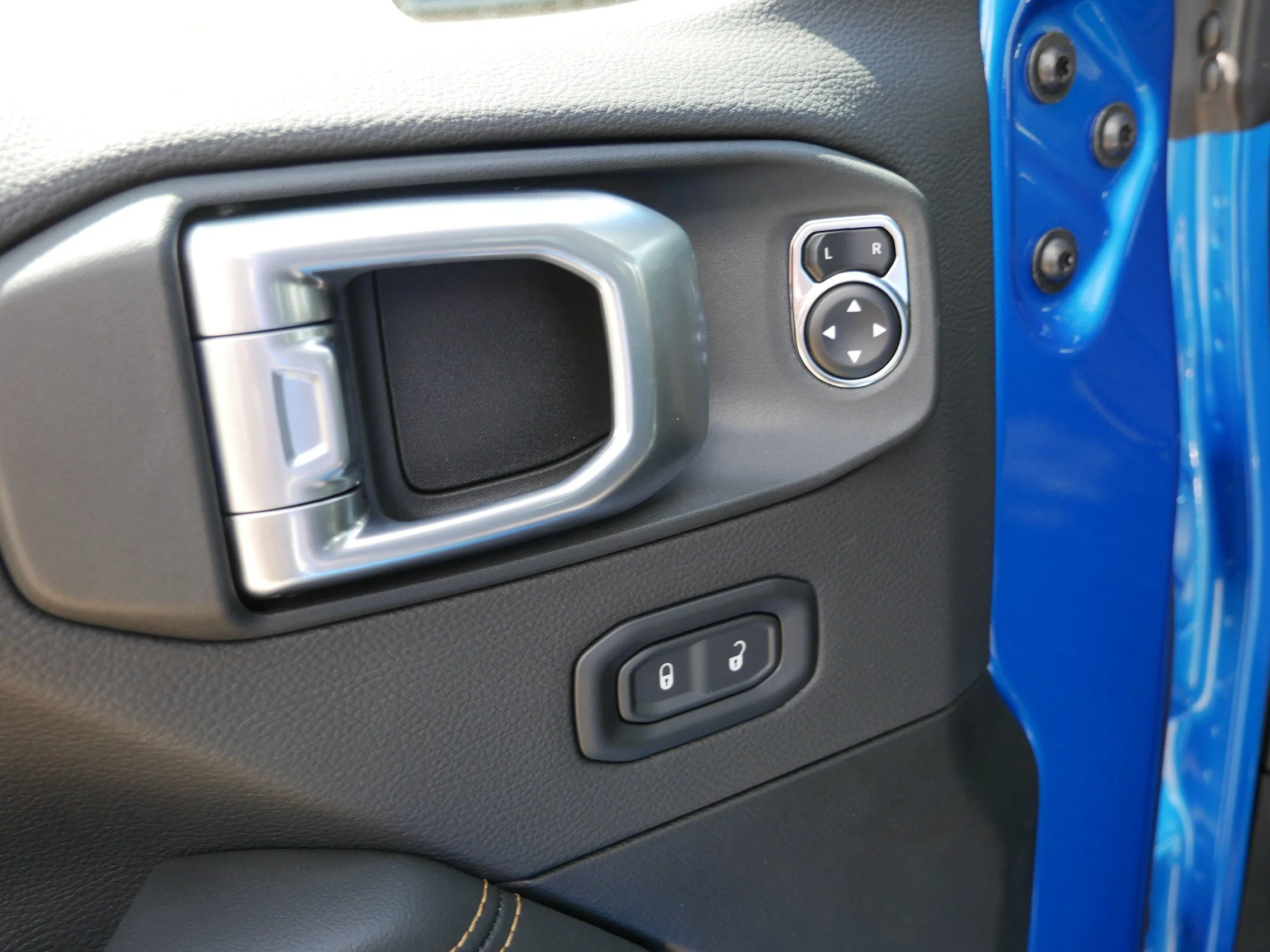 New 2026 Hydro Blue Pearl-Coat Exterior Paint Jeep Sahara image 12