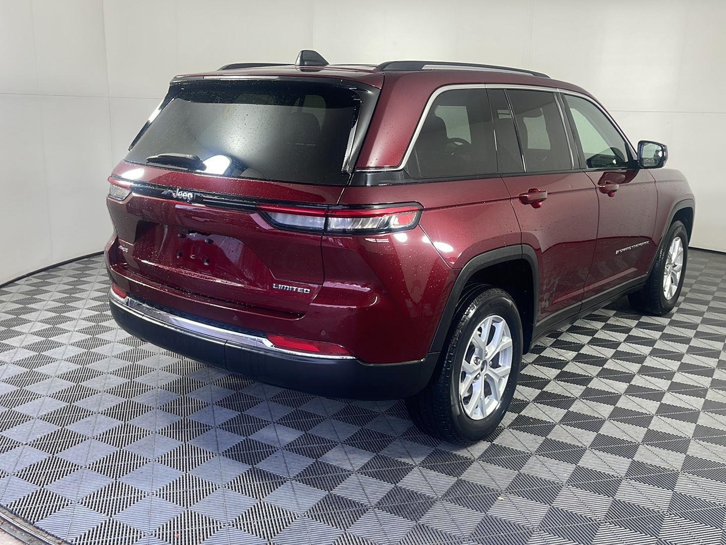 Used 2023 Velvet Red Pearlcoat Jeep Limited image 6