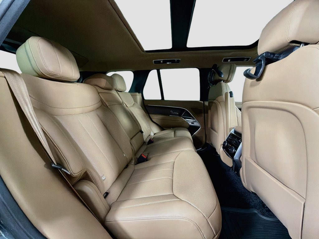 New 2027 Belgravia Green Land Rover SE image 29
