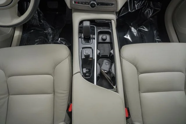 Used 2023 Crystal White Volvo Plus image 26