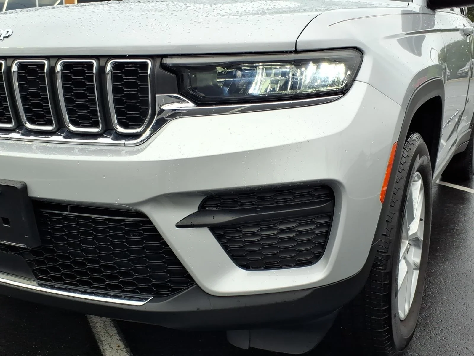 Used 2023 Silver Zynith Jeep Laredo image 14