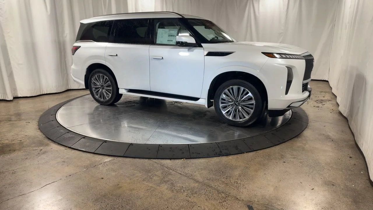 2025 INFINITI QX80 Sensory 4WD - Photo 3